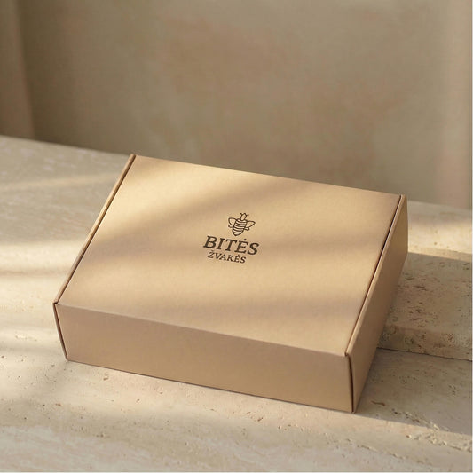 Minimalistine Bites Zvakes dovanu dezute su naturaliomis lietuviskomis biciu vasko zvakemis. Siltas premium dizainas, tinkantis dovanai ir vakaro ritualams.