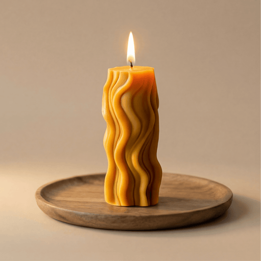 Geltona aukšta bičių vaško žvakė Srovė – Skulptūrinis namų akcentas