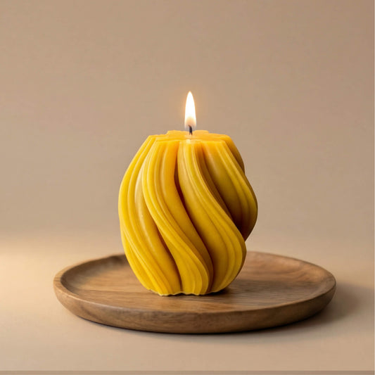 Geltona banguota bičių vaško žvakė Banga – Natūralus ir modernus namų dekoras