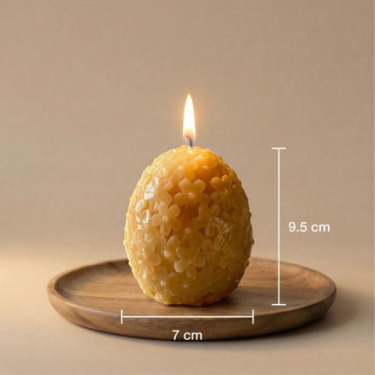 Geltona bičių vaško žvakė kiaušinis, matmenys: 7 cm plotis ir 9,5 cm aukštis.