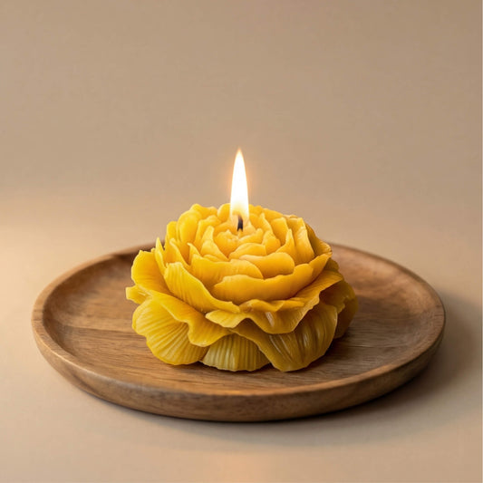 Natūralaus geltono vaško žvakė, bijūno žiedo formos su smulkiais banguotais žiedlapiais