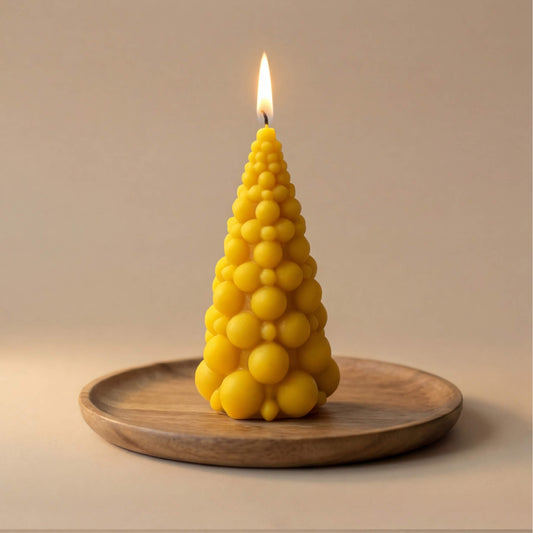 Natūralaus geltono vaško žvakė, sudaryta iš rutuliukų, primenanti Kalėdų eglutę