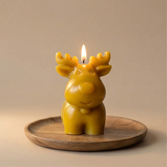 Natūralaus geltono vaško žvakė, mielas elniukas su ragais – Kalėdų simbolis