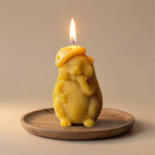 Natūralaus geltono vaško žvakė, mielas ežiukas su grybo kepurėle ant galvos