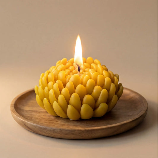 Natūralaus geltono vaško žvakė, suformuota kaip pilnaviduris gėlės žiedas su daugybe žiedlapių