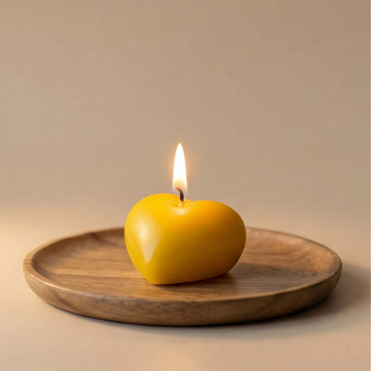 Natūralaus geltono vaško maža širdelės formos žvakė