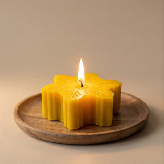 Natūralaus geltono vaško žvakė, snaigės formos su reljefiniu raštu – Kalėdų simbolis