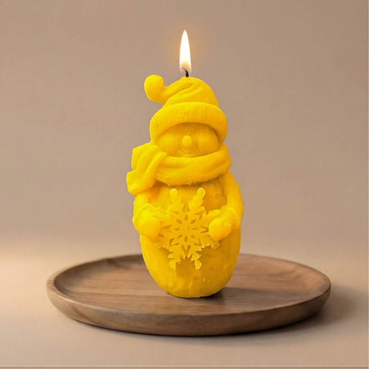 Natūralaus geltono vaško žvakė – sniego žmogutis su kepure, šaliku ir didelia snaige