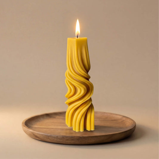 Natūralaus geltono vaško žvakė, aukšta ir elegantiška, su moderniu vingiuotu raštu