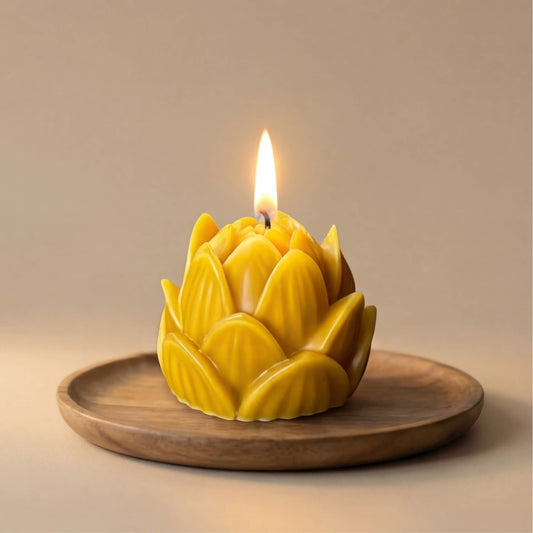 Natūralaus geltono vaško žvakė, lotoso pumpuro formos, stalo dekoracija