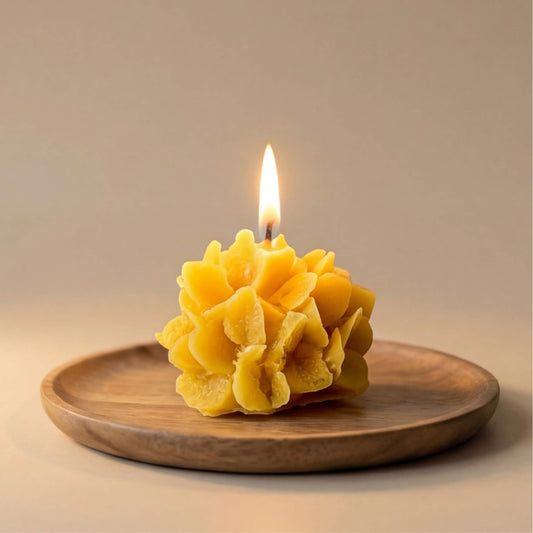 Maža natūralaus geltono vaško žvakė, primenanti hortenzijos žiedyną