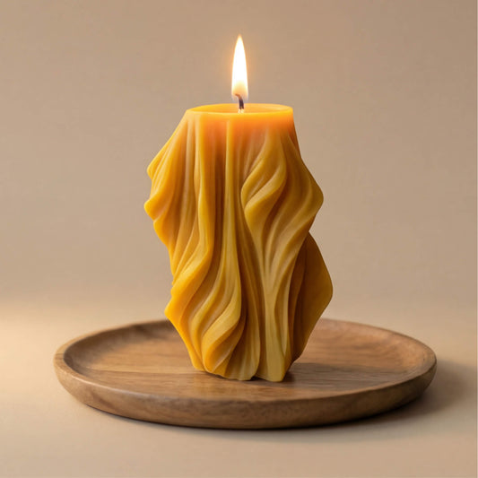 Natūralaus geltono vaško skulptūrinė žvakė su liepsnos formos bangomis