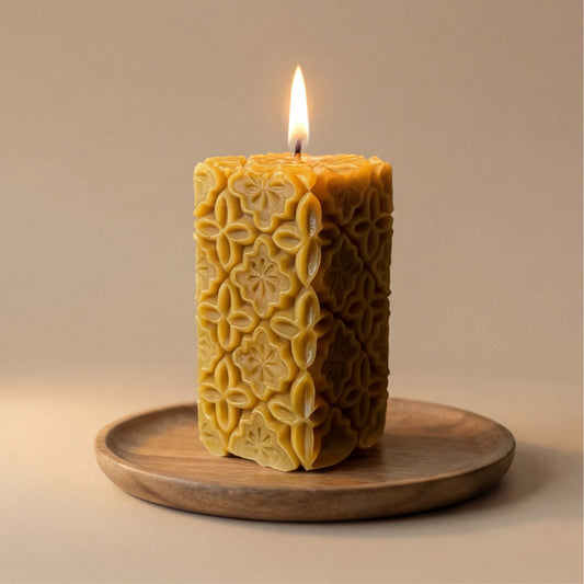 Natūralaus geltono vaško stačiakampė žvakė su detaliu gėlių ornamentu