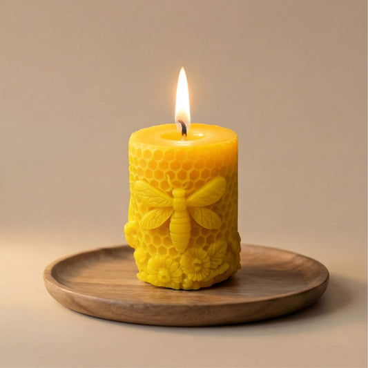 Natūralaus geltono vaško žvakė su korio raštu ir iškiliu bitės reljefu