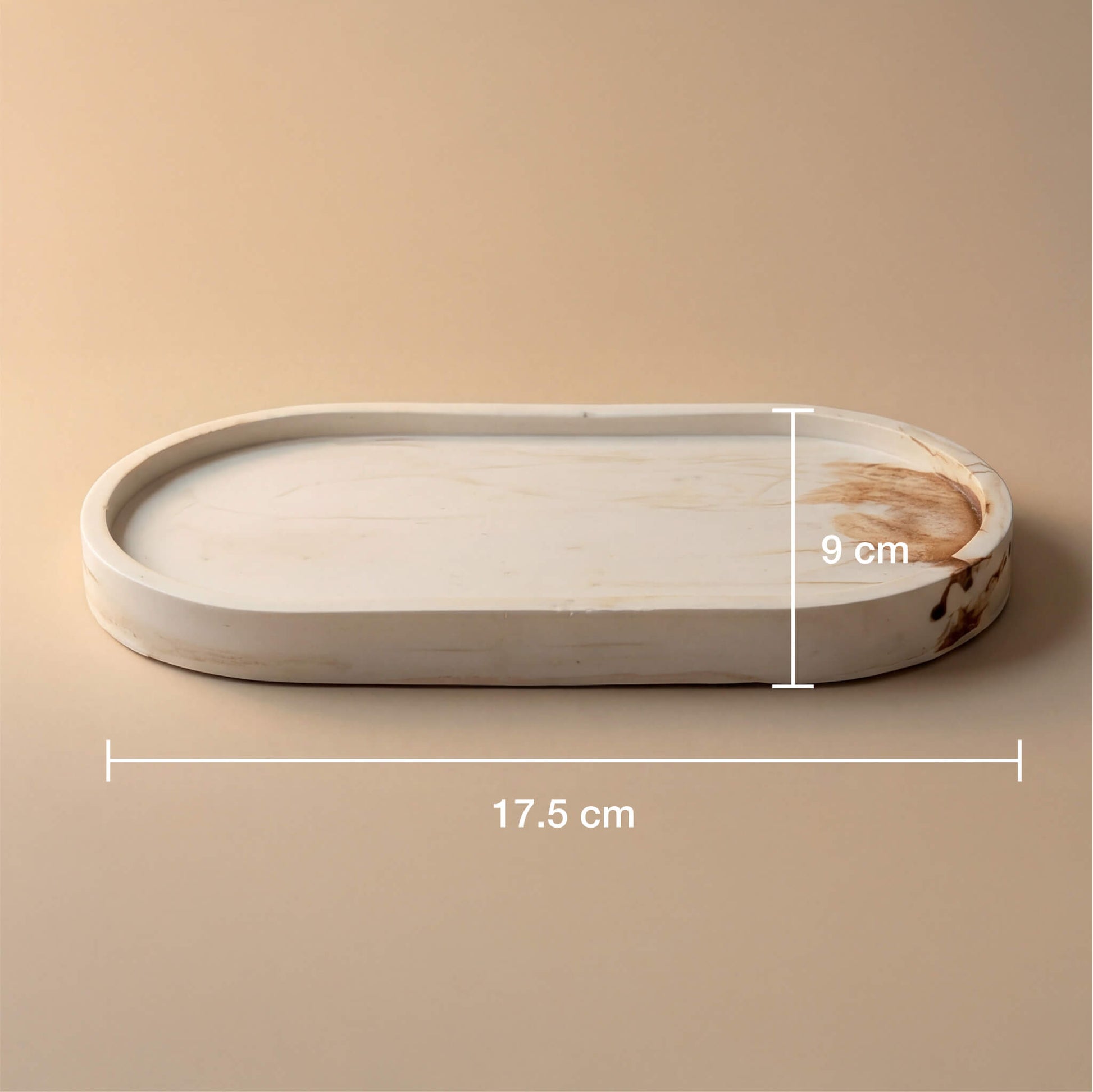 17.5 cm ilgio ir 9 cm pločio padėklo išmatavimai.
