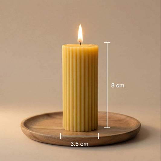 Natūralios spalvos cilindrinė bičių vaško žvakė „Rievėtas Stulpelis“ ant medinės lėkštės - išmatavimai