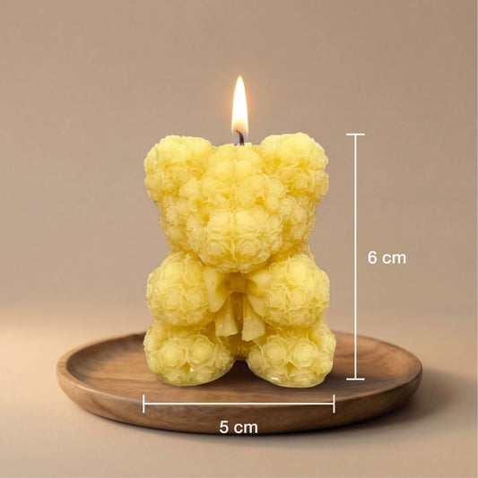 Natūralios spalvos bičių vaško žvakė „Rožių Meškiukas“ minimalistiniame fone - išmatavimai
