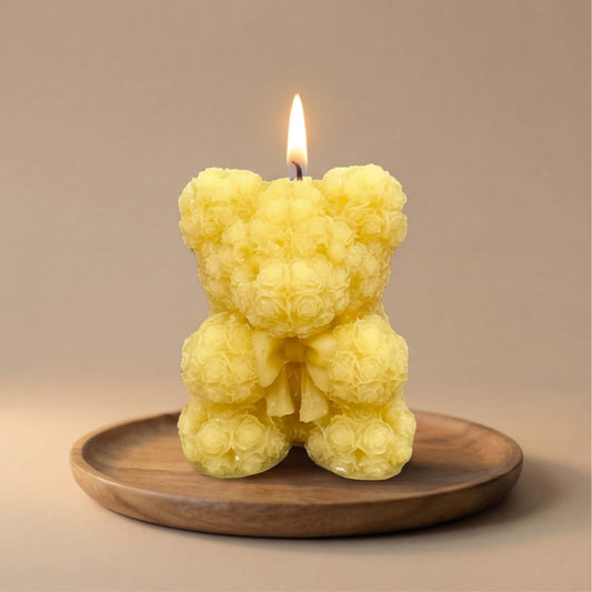 Natūralios spalvos bičių vaško žvakė „Rožių Meškiukas“ minimalistiniame fone