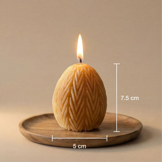 Rankų darbo žvakės kiaušinio išmatavimai: 7,5 cm aukštis ir 5 cm plotis.