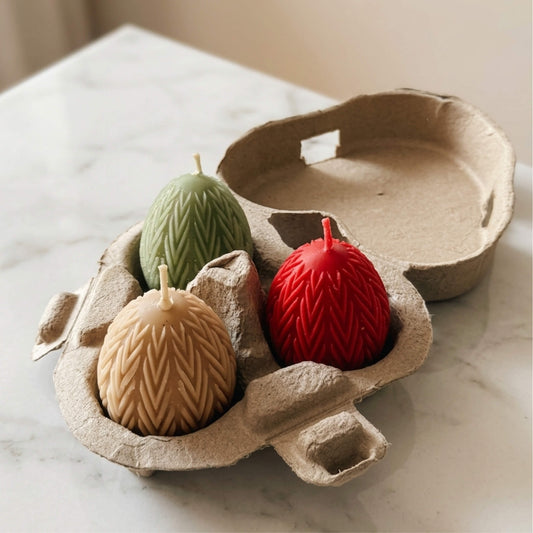 Trys raštuotos bičių vaško žvakės širdelės formos pakuotėje