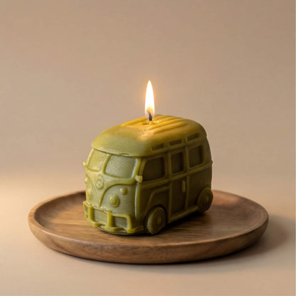 Alyvuogių žalios spalvos vintažinis autobusiukas – žaisminga žvakė