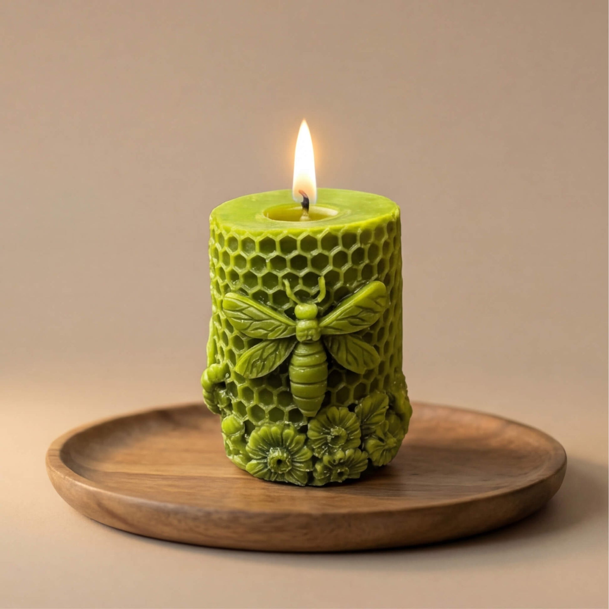 Alyvuogių žalios spalvos žvakė – korys su bite ir gėlėmis apačioje