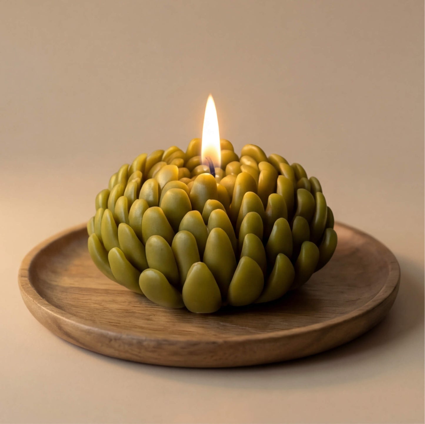 Alyvuogių žalios spalvos bičių vaško žvakė, gėlės formos stalo dekoracija